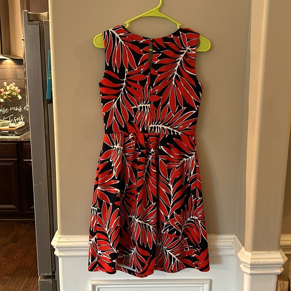 Enfocus Studio Navy and Red V Neck floral midi dress- size 6 - Picture 4 of 6
